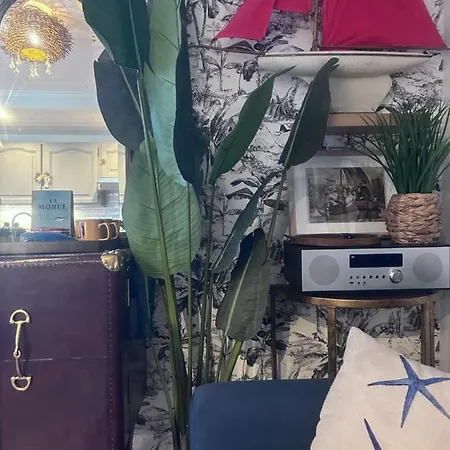 Apartment La *